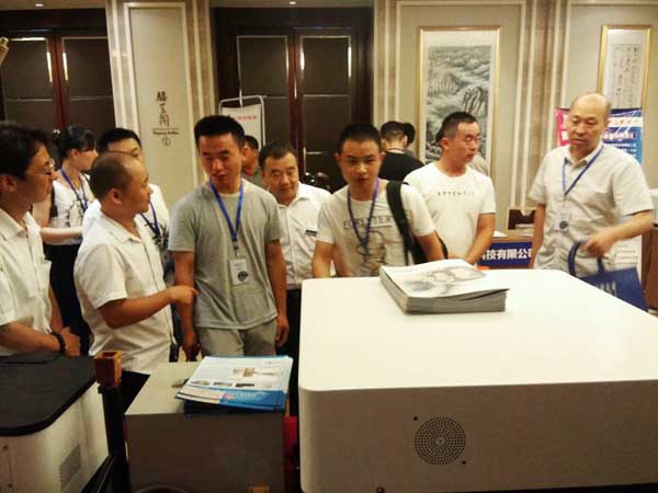 直讀光譜儀產品一出場就吸引了眾多鑄造行業專家的目光。