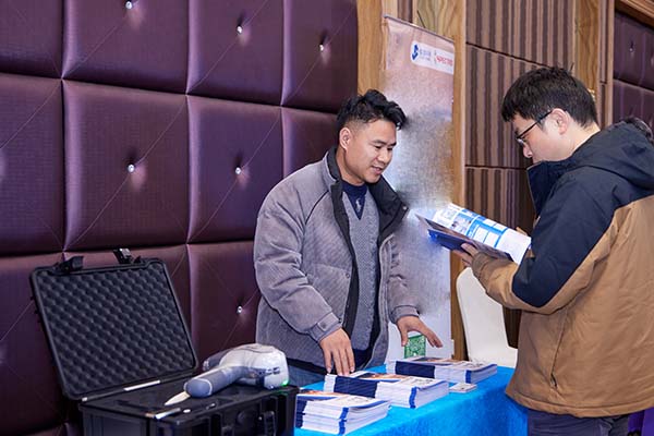 為嘉賓介紹我司產品 為嘉賓介紹我司產品